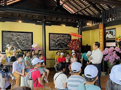 Tour tham quan di tích lịch sử, văn hóa hút khách