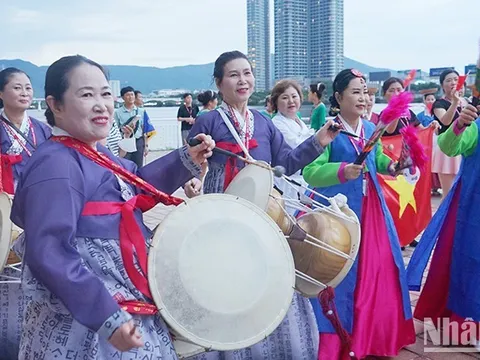 Gần 100 nghệ sĩ Hàn Quốc biểu diễn nhạc cụ truyền thống bên sông Hàn