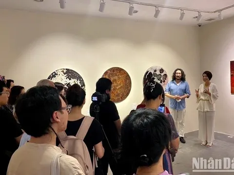 Nữ hoạ sĩ Nhật Bản vẽ “Trăng” bằng sơn mài Việt Nam