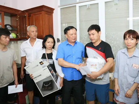 Bí thư Thành ủy Hà Nội thăm, động viên và trao hỗ trợ cho nạn nhân vụ cháy chung cư mini tại quận Thanh Xuân