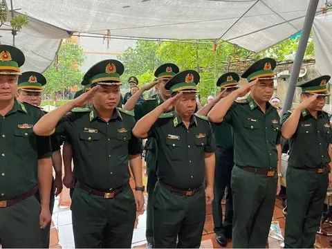 Thăm, viếng, chia buồn với thân nhân gia đình quân nhân Bộ đội Biên Phòng gặp nạn trong vụ cháy chung cư mini tại phố Khương Hạ