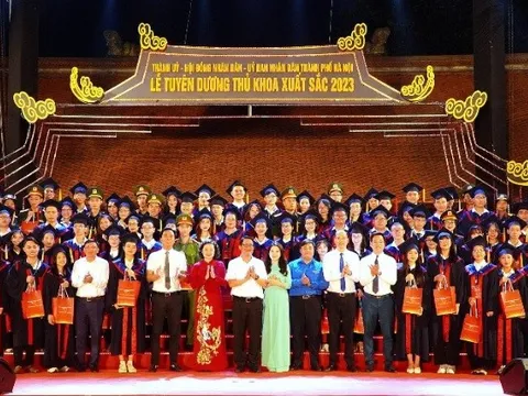 96 thủ khoa đại học năm 2023 của Thủ đô ghi danh sổ vàng tại Văn Miếu