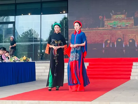 600 phụ nữ mặc áo dài diễu hành trong Lễ hội Áo dài Du lịch 2023