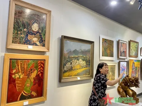 Thưởng lãm các tác phẩm hội họa và điêu khắc qua Triển lãm “Màu nắng”