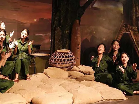 Vở diễn "Huyền thoại tuổi thanh xuân": Hãy sống một cuộc đời đáng sống