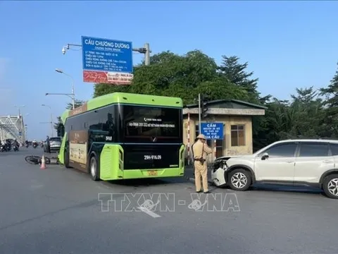 Tai nạn liên hoàn tại đường dẫn lên cầu Chương Dương (Hà Nội) gây ùn tắc giờ cao điểm