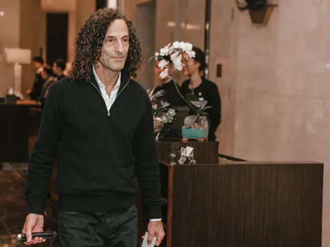 Nghệ sĩ Kenny G đến Hà Nội, sẵn sàng cho đêm diễn tối 14/11