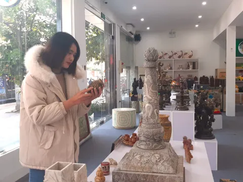 Trưng bày gần 200 sản phẩm thủ công chuyên ngành đồ đồng-đồ đá
