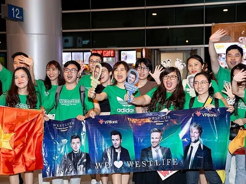 Người hâm mộ chào đón nhóm nhạc Westlife trở lại Việt Nam