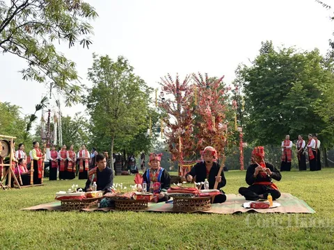 Trình diễn cây nêu của đồng bào trong Tuần “Đại đoàn kết các dân tộc”