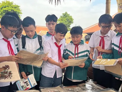 Gìn giữ để "màu dân tộc" luôn sáng bừng trên giấy điệp