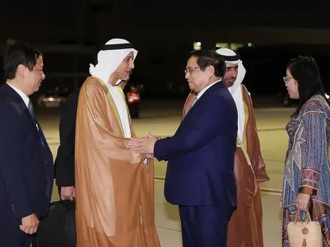 Thủ tướng tới Dubai, bắt đầu tham dự COP28 và hoạt động song phương tại UAE