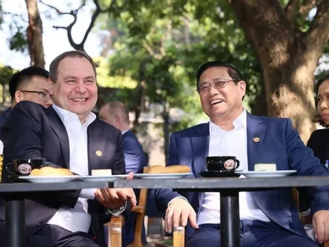 Thủ tướng Việt Nam và Belarus tham quan Cột Cờ Hà Nội, thưởng thức càphê