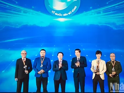Trao giải Cuộc thi ảnh nghệ thuật “Tổ quốc bên bờ sóng” lần thứ 2