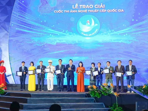 Trao giải Cuộc thi Ảnh nghệ thuật cấp Quốc gia “Tổ quốc bên bờ sóng”