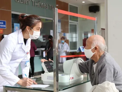 Từ đầu năm 2024, người trên 75 tuổi sẽ được ưu tiên khi khám, chữa bệnh
