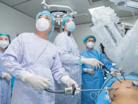 Giáo sư Mỹ hội chẩn và tham gia phẫu thuật bằng robot ở Bệnh viện K