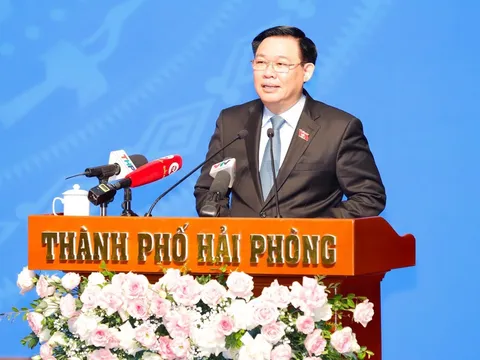 Chủ tịch Quốc hội Vương Đình Huệ tiếp xúc cử tri công nhân lao động tại Hải Phòng
