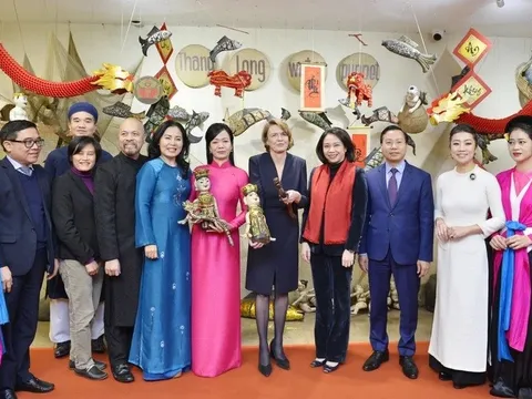 Phu nhân Chủ tịch nước và Phu nhân Tổng thống Đức xem múa rối nước