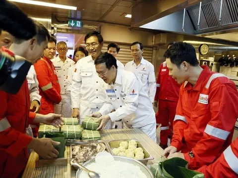 Chủ tịch nước Võ Văn Thưởng chúc Tết người lao động trên giàn khoan dầu khí