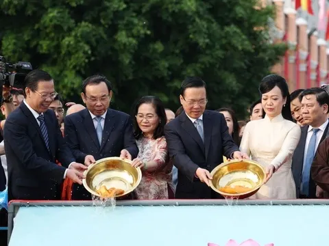 TP Hồ Chí Minh: Chủ tịch nước và kiều bào dâng hương, thả cá tại Bến Nhà Rồng