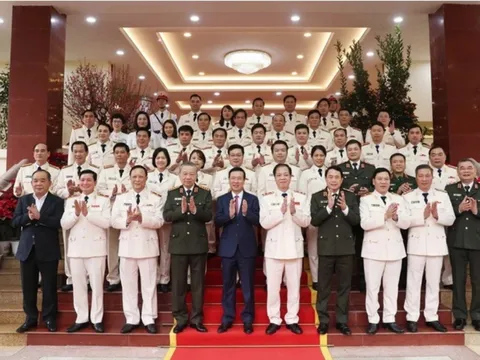 Chủ tịch nước thăm, kiểm tra công tác sẵn sàng chiến đấu, chúc Tết tại Bộ Tư lệnh Cảnh vệ và Bộ Tư lệnh Cảnh sát cơ động