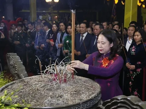 Phó Chủ tịch nước Võ Thị Ánh Xuân dâng hương tại đền thờ Hai Bà Trưng