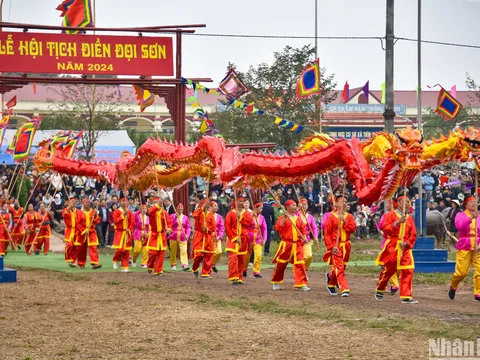 Tái hiện hình ảnh Nhà Vua xuống ruộng đi cày trong Lễ hội Tịnh điền Đọi Sơn 2024