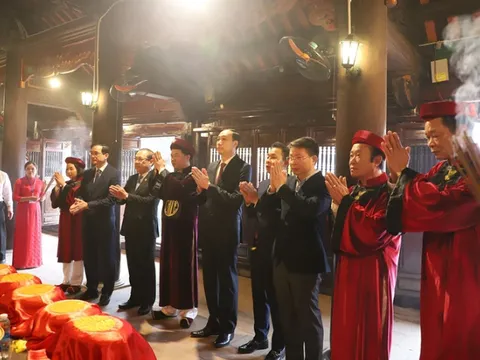 Thành kính dâng hương tưởng nhớ Tổ Mẫu Âu Cơ