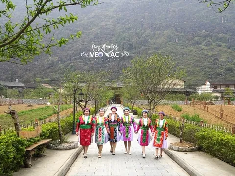 Sắc xuân trên bản người Mông
