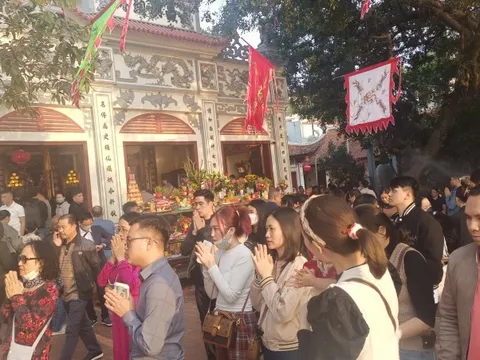 Mùng 7 Tết, du khách vẫn nườm nượp lễ Phủ Tây Hồ