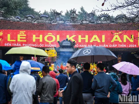 Du khách đội mưa tới đền Trần Nam Định trước giờ khai ấn