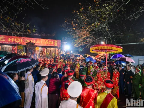 Hàng nghìn du khách đội mưa, trắng đêm dự lễ khai ấn đền Trần