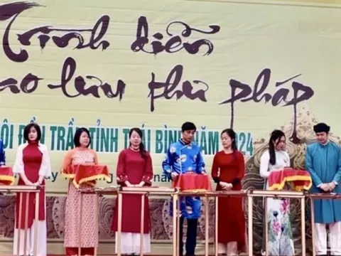 Biểu diễn thư pháp trong Lễ hội đền Trần Thái Bình