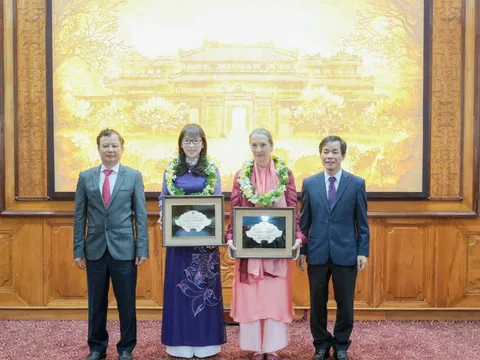 Hai phụ nữ nước ngoài được vinh danh Công dân danh dự tỉnh Thừa Thiên Huế