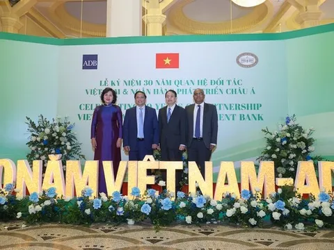Thủ tướng đề nghị ADB hỗ trợ trong các dự án 'xoay chuyển tình thế, chuyển đổi trạng thái'