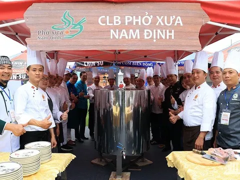Thưởng thức 2.500 bát phở từ nồi phở khổng lồ