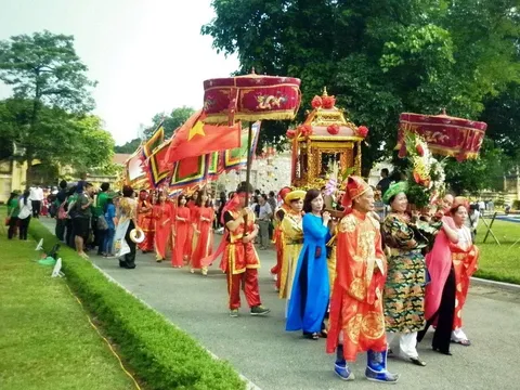 Nét độc đáo ở lễ hội làng cổ Bát Tràng