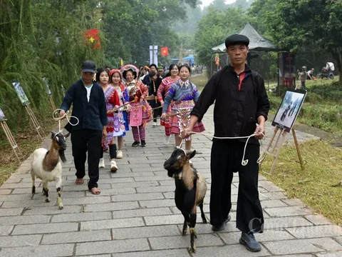 Khám phá “Sắc màu văn hoá các dân tộc Việt Nam” tại Làng Văn hóa