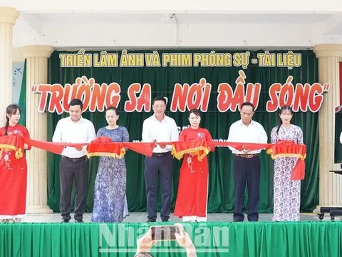Triển lãm “Trường Sa - Nơi đầu sóng” ở huyện biên giới Đắk Lắk