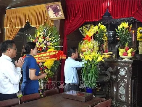 Dâng hương, hoa tưởng niệm 117 năm Ngày sinh Tổng Bí thư Lê Duẩn