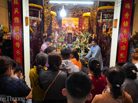 "Biển người" đổ về khai hội Am Chúa
