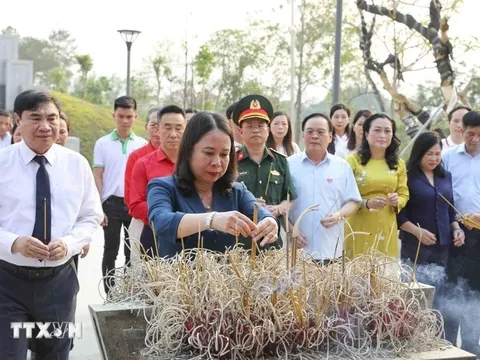 Quyền Chủ tịch nước Võ Thị Ánh Xuân thăm, tặng quà chiến sỹ Điện Biên