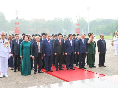 Lãnh đạo Đảng, Nhà nước vào Lăng viếng Chủ tịch Hồ Chí Minh nhân 49 năm thống nhất đất nước