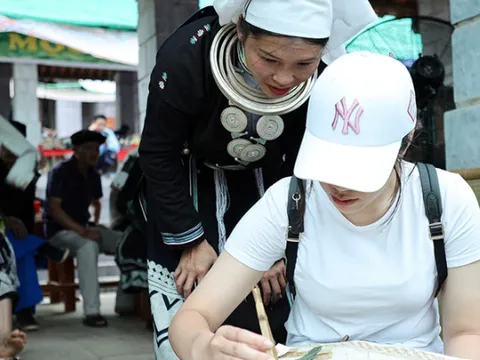 Khám phá nghệ thuật in hoa văn bằng sáp ong của người Dao Tiền