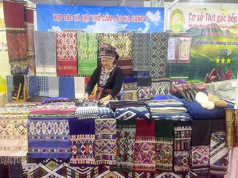 Sắc thắm thổ cẩm Lào