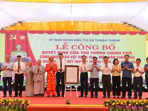 Trẩy hội chùa Dâu, chiêm ngưỡng bảo vật quốc gia