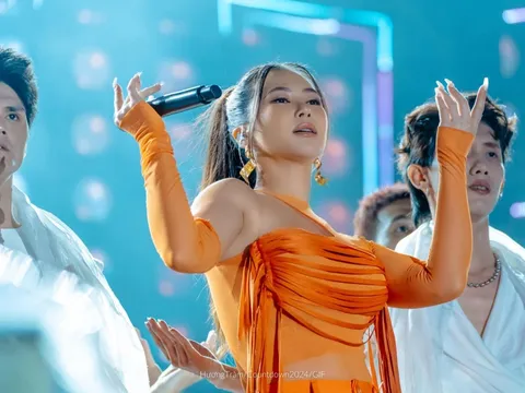 Bị đồn sang Mỹ sinh con, Hương Tràm tố cáo hàng loạt tài khoản mạng xã hội