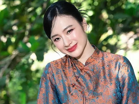 Angela Phương Trinh livestream, chia sẻ ai cũng phải trả nghiệp sau ồn ào phát ngôn về ông Thích Minh Tuệ