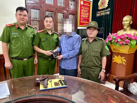 Hà Nội: Người dân tự nguyện giao nộp vũ khí quân dụng và hàng chục viên đạn